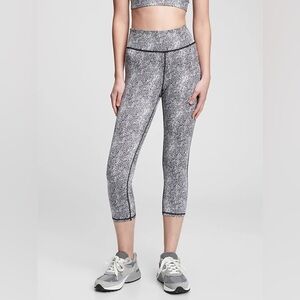Gap Fit Black White Compression Workout Capri Leggings Size M